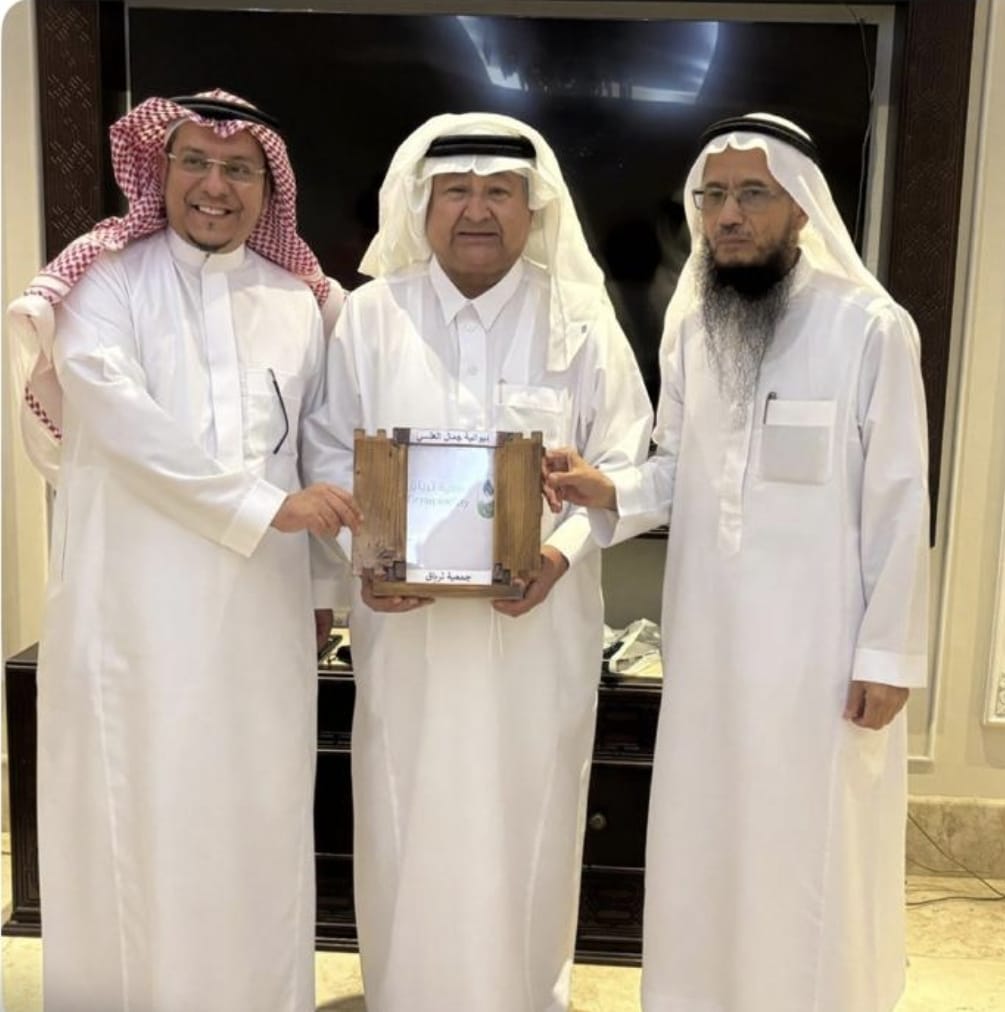 الشيخ جمال العلي يكرم إدارة جمعية ترياق